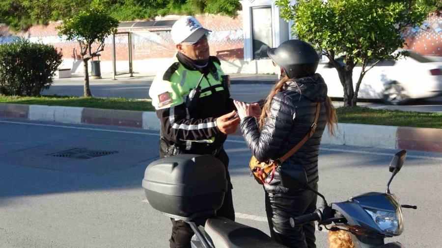 Oyuncak Scooterıyla Uygulamaya Geldi, Polisin Önünde Büyüklerine Ders Verdi