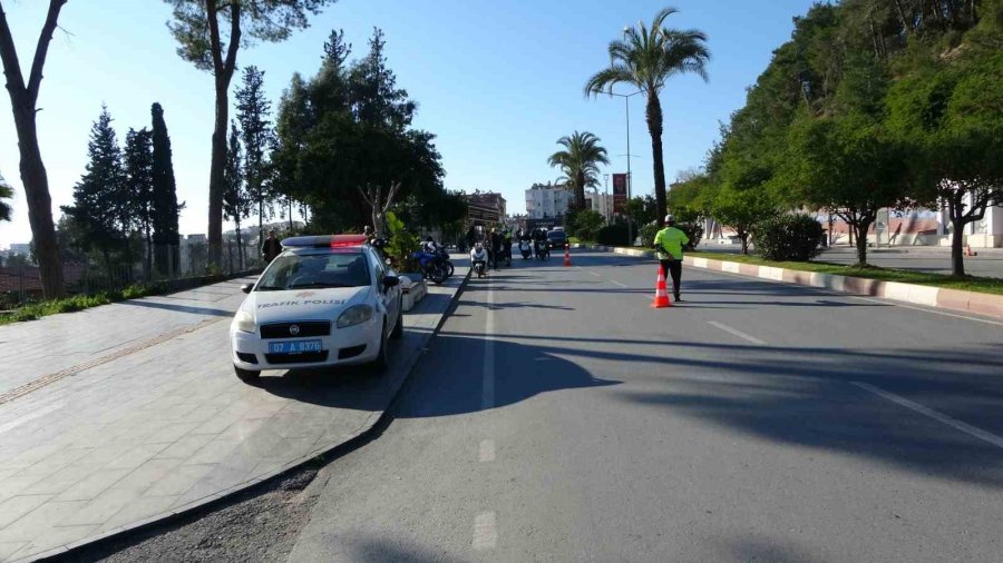 Oyuncak Scooterıyla Uygulamaya Geldi, Polisin Önünde Büyüklerine Ders Verdi