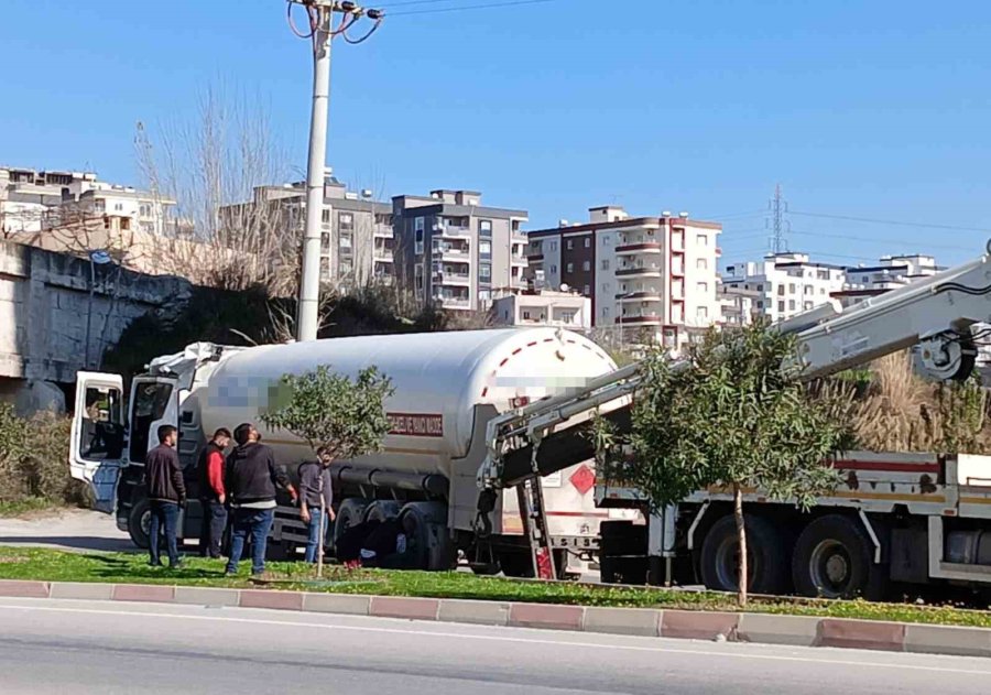 Gaz Tankeri Sulama Kanalı Altına Sıkıştı