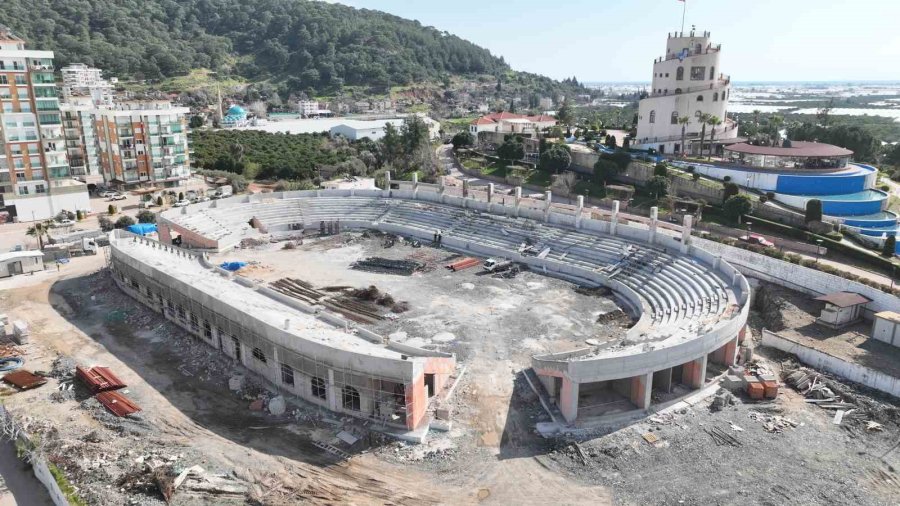 Kumluca’nın Yeni Simgesi Atatürk Stadyumu Hızla Yükseliyor