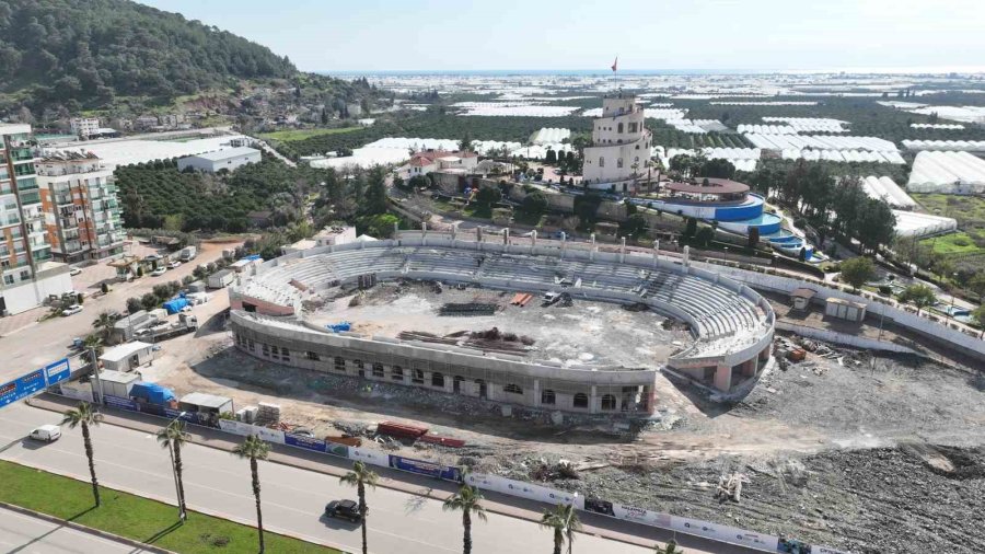 Kumluca’nın Yeni Simgesi Atatürk Stadyumu Hızla Yükseliyor