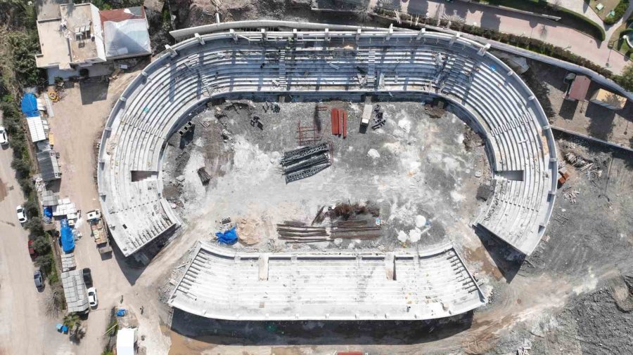 Kumluca’nın Yeni Simgesi Atatürk Stadyumu Hızla Yükseliyor