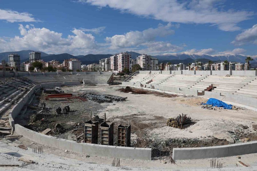 Kumluca’nın Yeni Simgesi Atatürk Stadyumu Hızla Yükseliyor