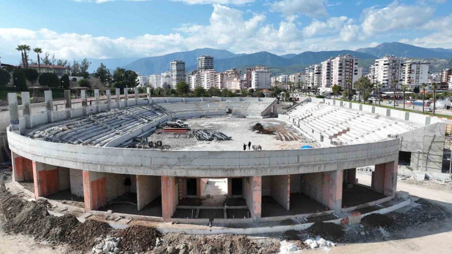 Kumluca’nın Yeni Simgesi Atatürk Stadyumu Hızla Yükseliyor