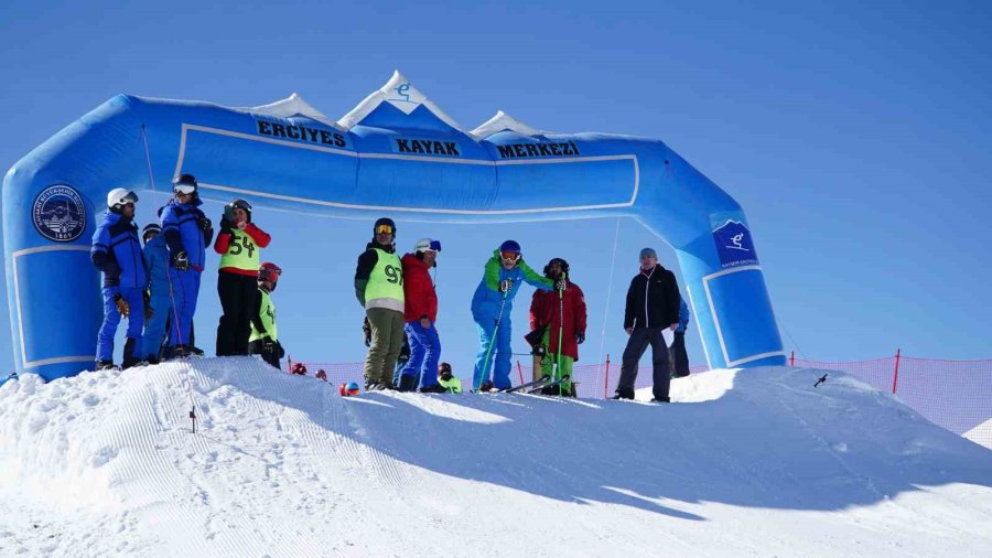 Erciyes’te Diplomatik Kayak Ve Snowboard Yarışı Yapıldı