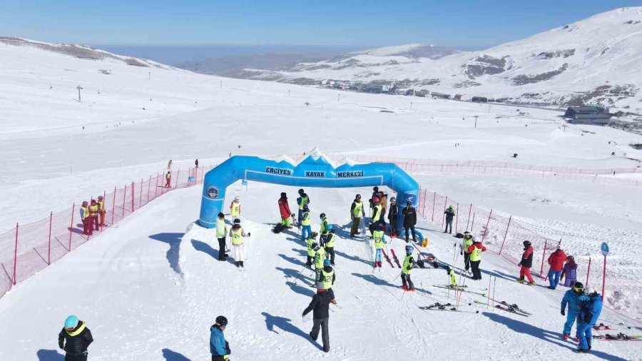 Erciyes’te Diplomatik Kayak Ve Snowboard Yarışı Yapıldı