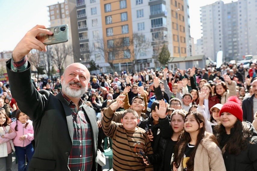 Başkan Çolakbayrakdar: "çocuklarımızın Hem Yüzünü Güldürüyoruz Hem De Geleceğe Hazırlıyoruz"