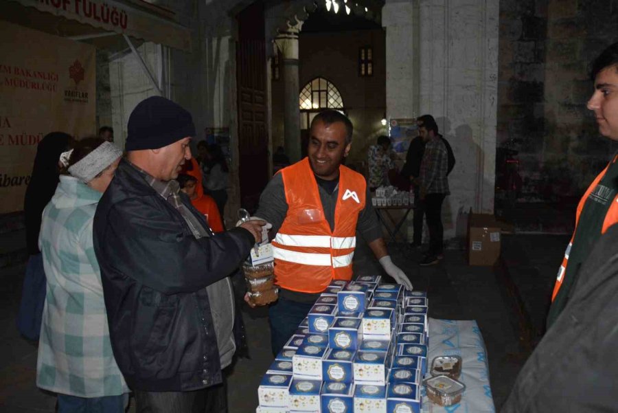 Mersin’de Kandilde 15 Bin Simit Dağıtıldı