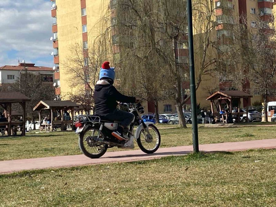 Yürüyüş Yoluna Giren Motosikletli İnsanları Rahatsız Etti