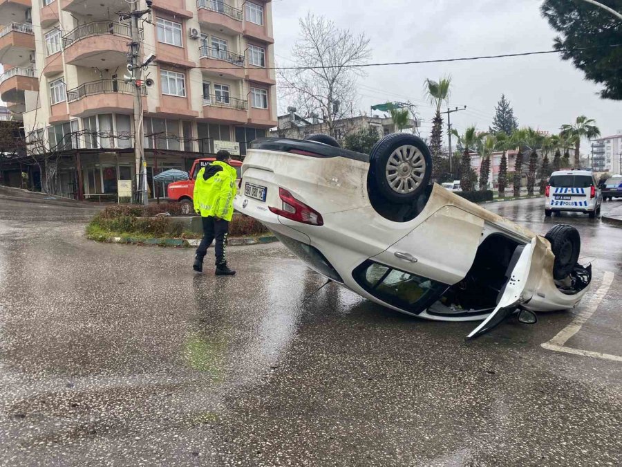 Hızını Alamayan Otomobil, Kavşakta Devrilerek Ters Döndü: 1 Yaralı