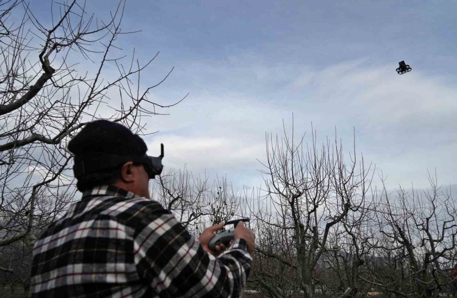 Dron Korkusuyla Traktörün Altına Saklanan Baba: "ilaçla Virüs Yayacak Sandım, Canlı Yayından Yardım İstedim"