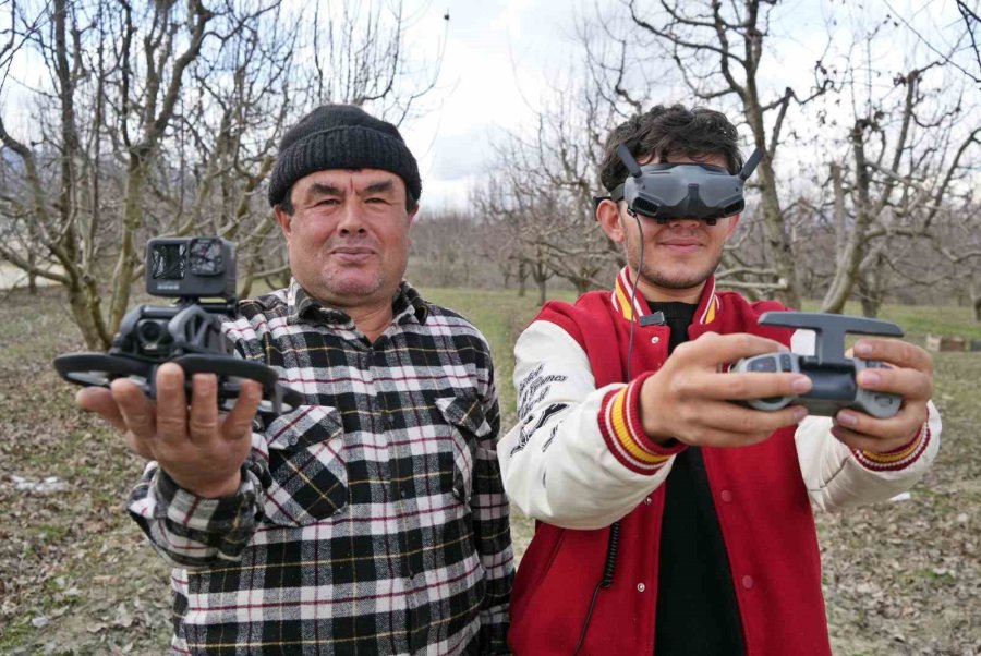 Dron Korkusuyla Traktörün Altına Saklanan Baba: "ilaçla Virüs Yayacak Sandım, Canlı Yayından Yardım İstedim"