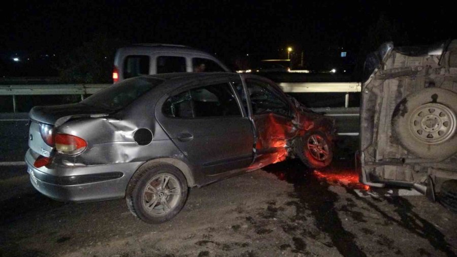 3 Otomobilli Zincirleme Kazada 2 Sürücü Alkollü Çıktı