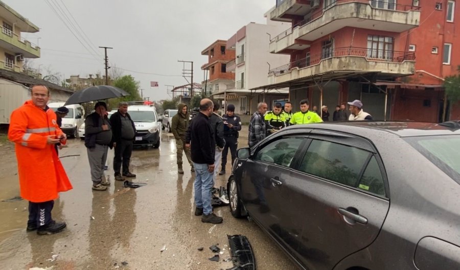 Serik’te İki Otomobil Çarpıştı, Anne Ve Oğlu Yaralandı