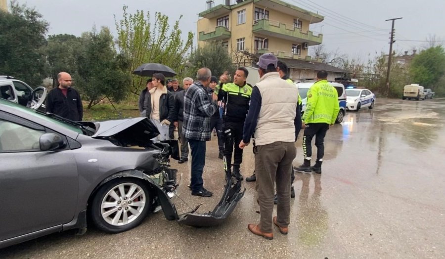 Serik’te İki Otomobil Çarpıştı, Anne Ve Oğlu Yaralandı