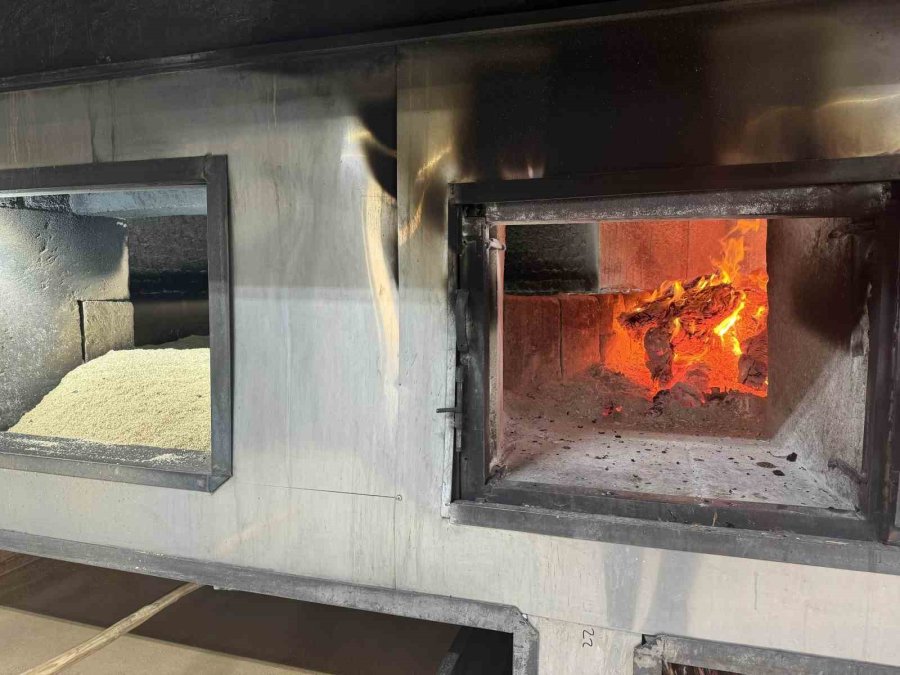 Odun Ateşinde Kavrulan Susamdan Vazgeçilmez Lezzet Tahin Üretiyor