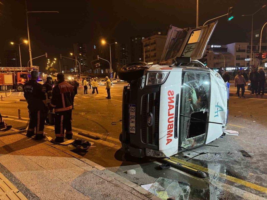 Mersin’de Ambulans İle Otomobil Çarpıştı: 1’i Ağır 7 Yaralı