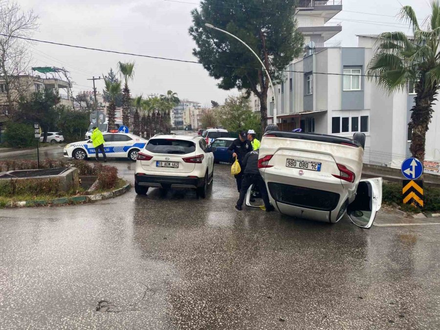 Hızını Alamayan Otomobil, Kavşakta Devrilerek Ters Döndü: 1 Yaralı