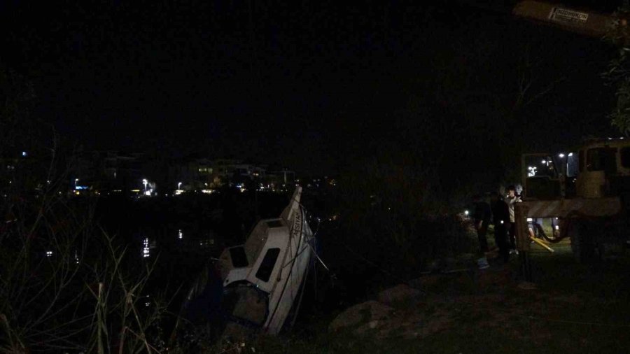 Manavgat Irmağı’nda Batan Tekneye Vinçli Kurtarma