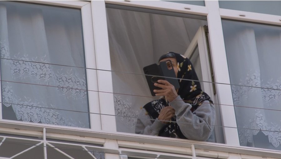 Aspiratörden Çıkan Yangında Anne Ve Oğlu Dumandan Etkilendi, Komşusu İse Yangını Canlı Yayınla Aktardı