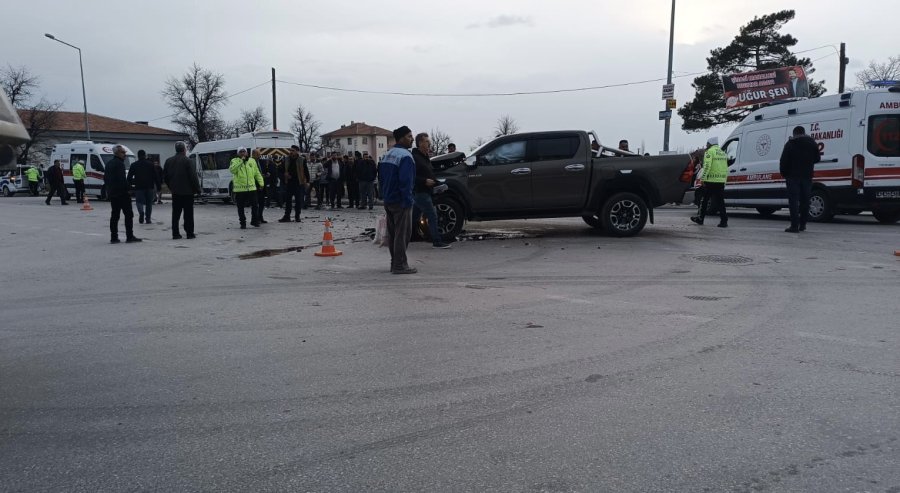 Konya’da Öğrenci Servisi İle Kamyonet Çarpıştı: 11 Yaralı