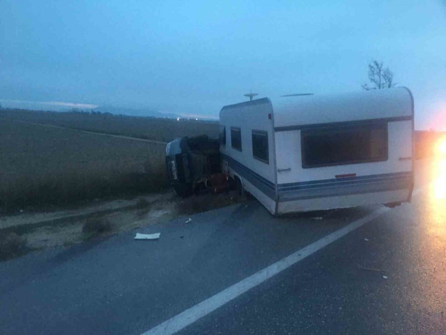 Karavan Bağlı Otomobil Şarampole Devrildi: 1 Yaralı