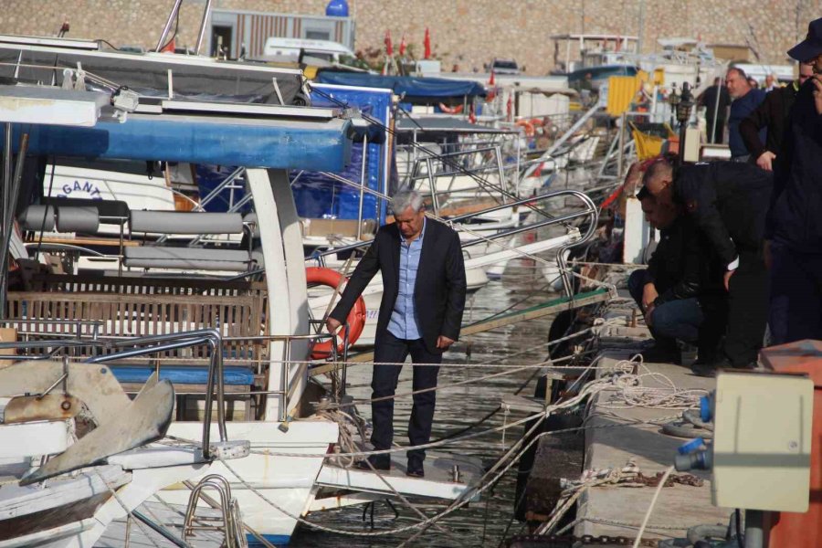 Emekli Edebiyat Öğretmeni Teknesinin Altında Ölü Bulundu