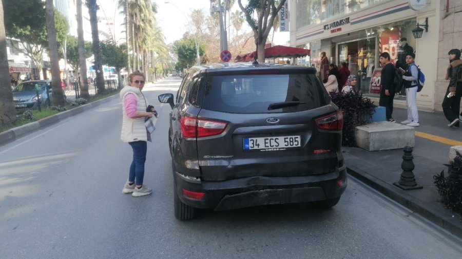 Yayalara Yol Vermek İçin Duran Otomobile Motosiklet Çarptı: 1 Yaralı