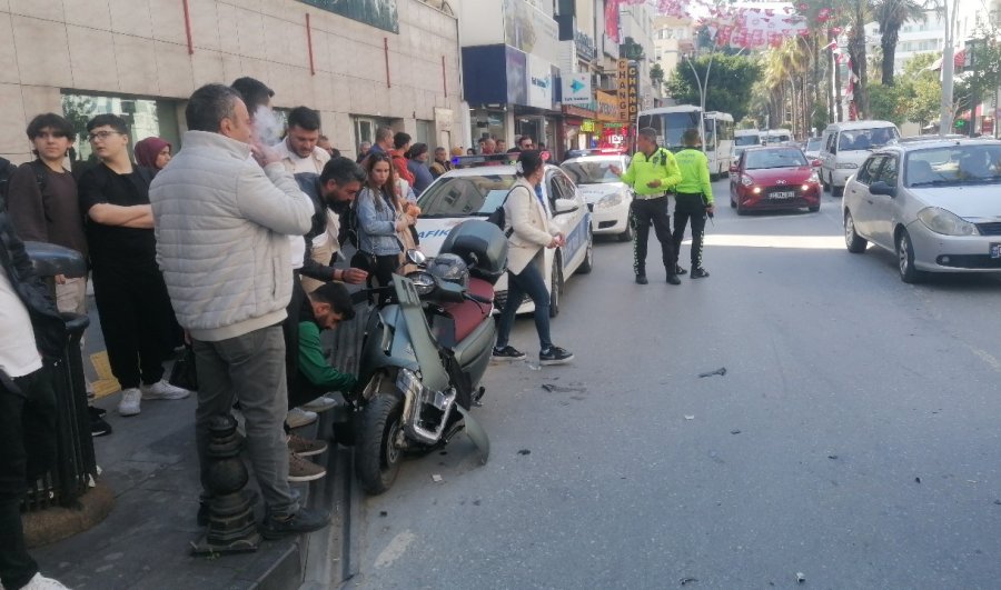 Yayalara Yol Vermek İçin Duran Otomobile Motosiklet Çarptı: 1 Yaralı