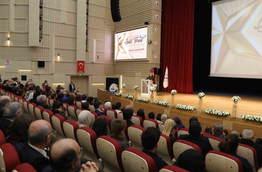 Erciyes Üniversitesi’nde 2023 Yılı Ödülleri Sahiplerini Buldu