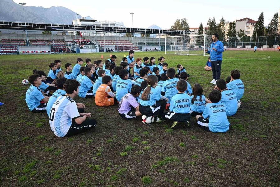 Kemer Belediyesi, Geleceğin Futbolcularını Yetiştiriyor