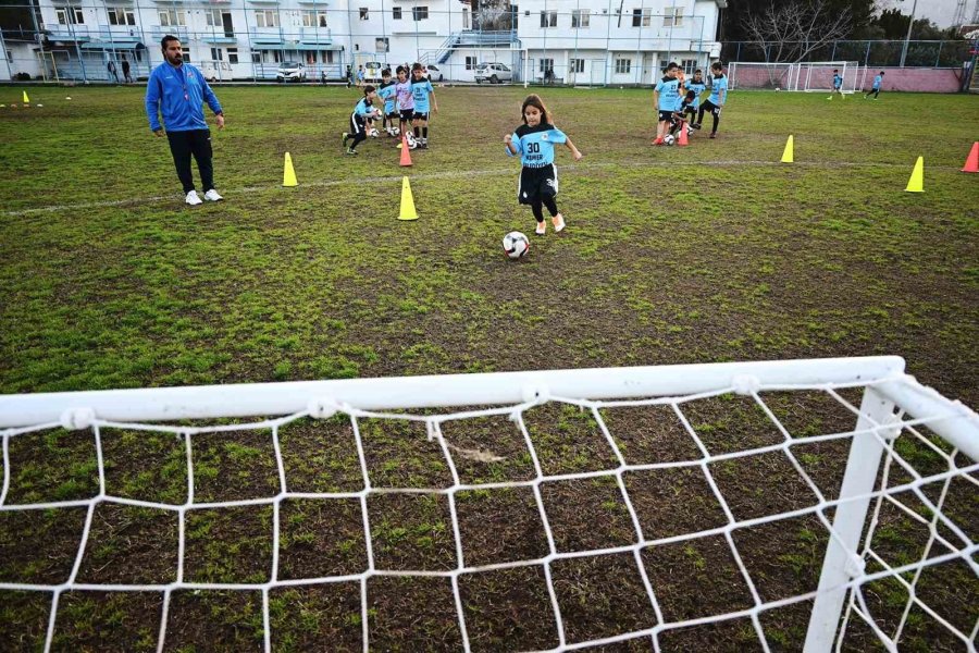 Kemer Belediyesi, Geleceğin Futbolcularını Yetiştiriyor