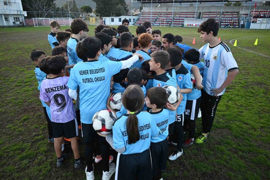 Kemer Belediyesi, Geleceğin Futbolcularını Yetiştiriyor