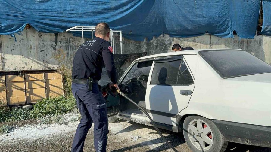 Park Halindeki Otomobil Alev Aldı