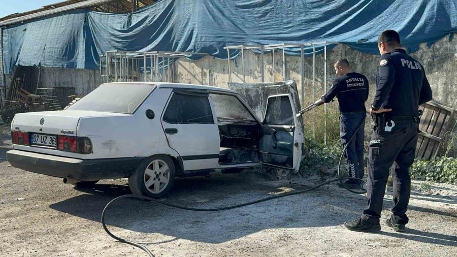 Park Halindeki Otomobil Alev Aldı