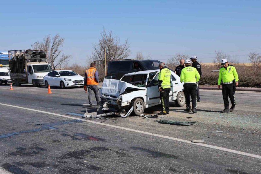 Kırmızı Işıkta Bekleyen Araca Çarpan Otomobilin Sürücüsü Ve Eşi Hayatını Kaybetti