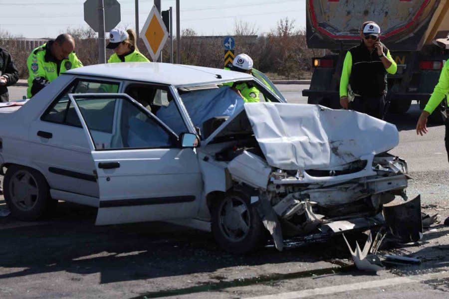 Kırmızı Işıkta Bekleyen Araca Çarpan Otomobilin Sürücüsü Ve Eşi Hayatını Kaybetti