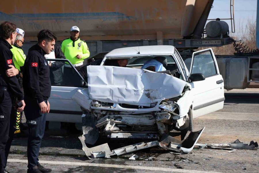 Kırmızı Işıkta Bekleyen Araca Çarpan Otomobilin Sürücüsü Ve Eşi Hayatını Kaybetti