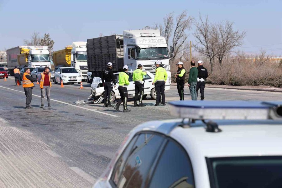 Kırmızı Işıkta Bekleyen Araca Çarpan Otomobilin Sürücüsü Ve Eşi Hayatını Kaybetti