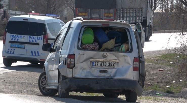 Kırmızı Işıkta Bekleyen Araca Çarpan Otomobilin Sürücüsü Ve Eşi Hayatını Kaybetti