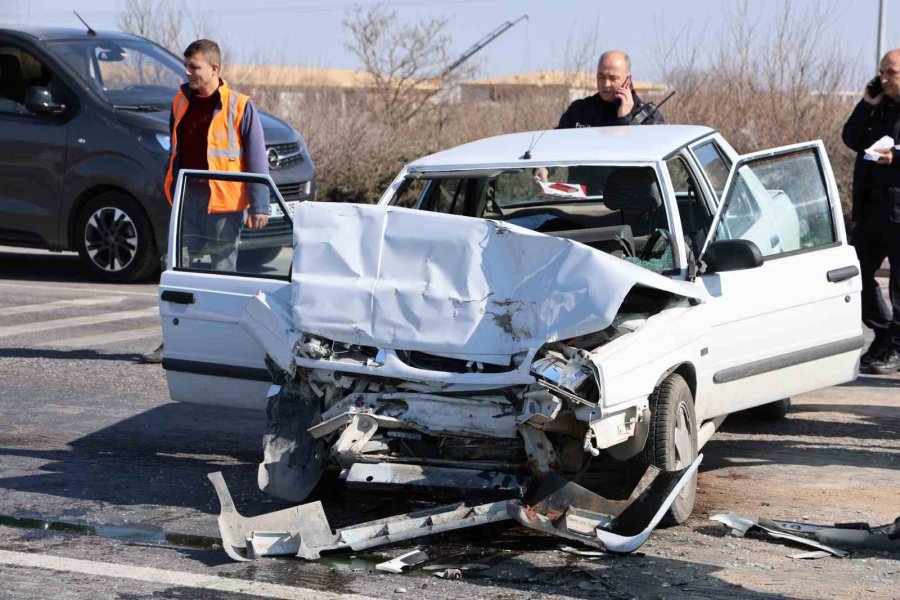 Kırmızı Işıkta Bekleyen Araca Çarpan Otomobilin Sürücüsü Ve Eşi Hayatını Kaybetti