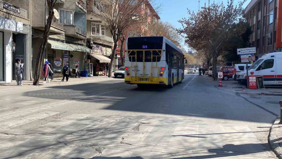 Yola Fırlayan Yayaya Otomobil Çarptı, O Anlar Kameraya Yansıdı