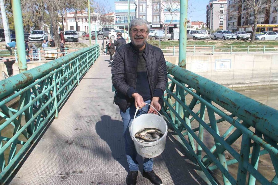 Beyşehir Gölü’nden Kanala Dökülen Balıkları Toplamak İçin Birbirleriyle Yarıştılar