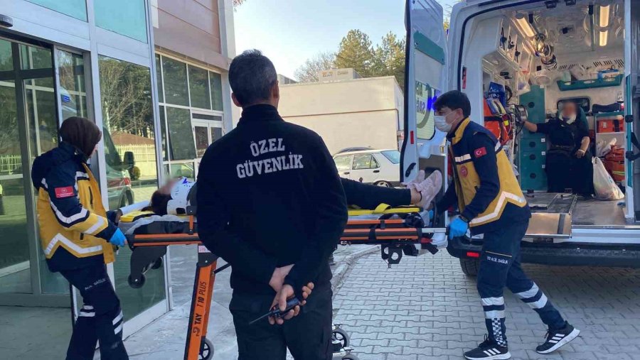 Konya’da Otomobil İle Minibüs Çarpıştı: 2 Yaralı