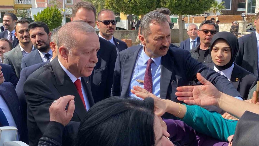 Cumhurbaşkanı Erdoğan’a Cuma Namazında Vatandaşlardan Sevgi Seli