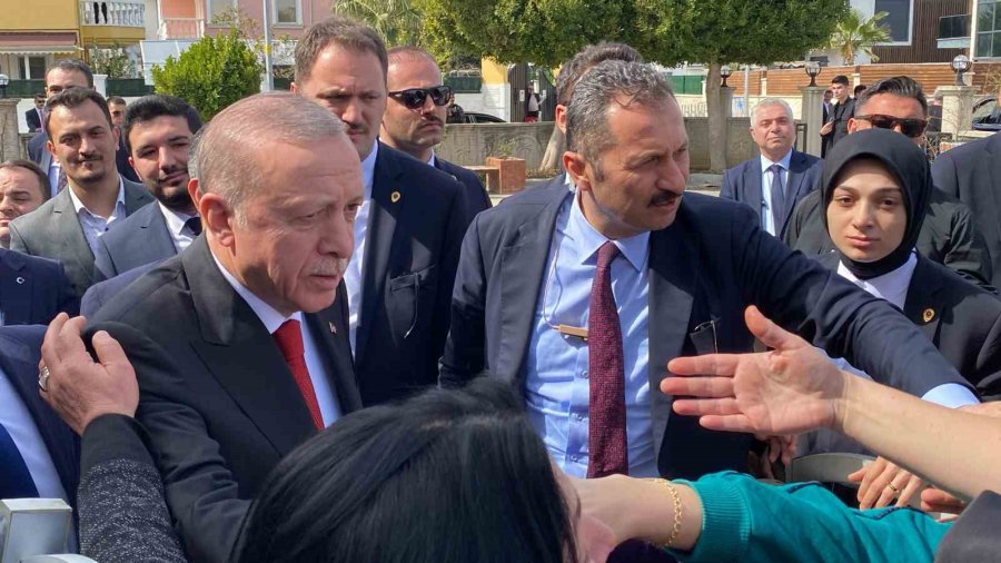 Cumhurbaşkanı Erdoğan’a Cuma Namazında Vatandaşlardan Sevgi Seli