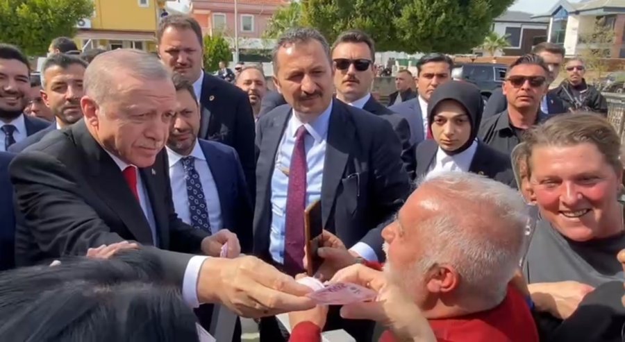 Cumhurbaşkanı Erdoğan’a Cuma Namazında Vatandaşlardan Sevgi Seli