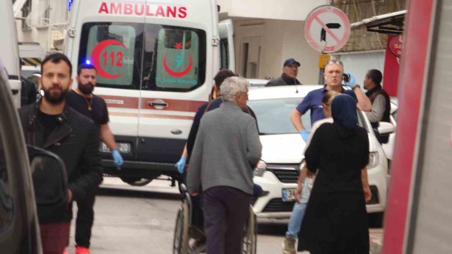 Antalya’da 4 Katlı Binada Yangın Paniği: Anne Ve Kızı Dumandan Etkilendi