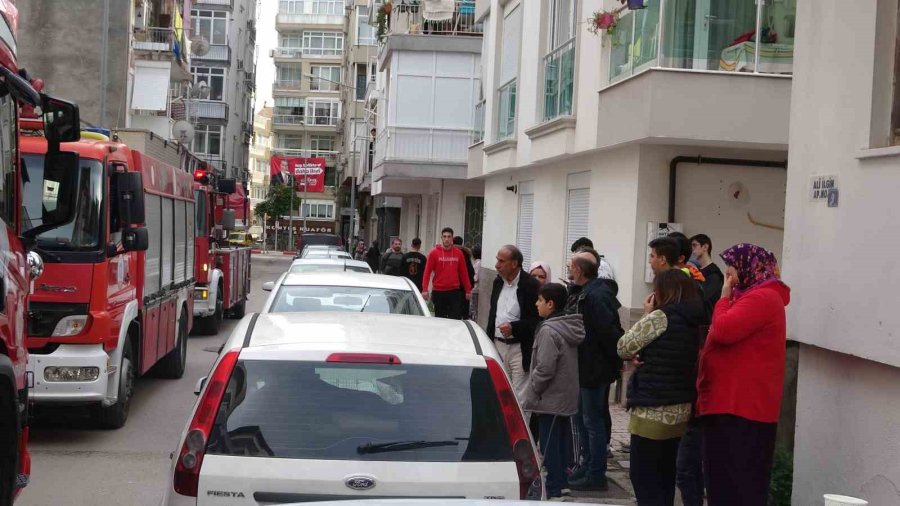 Antalya’da 4 Katlı Binada Yangın Paniği: Anne Ve Kızı Dumandan Etkilendi