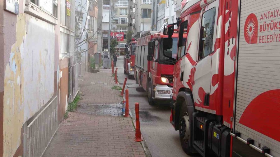 Antalya’da 4 Katlı Binada Yangın Paniği: Anne Ve Kızı Dumandan Etkilendi